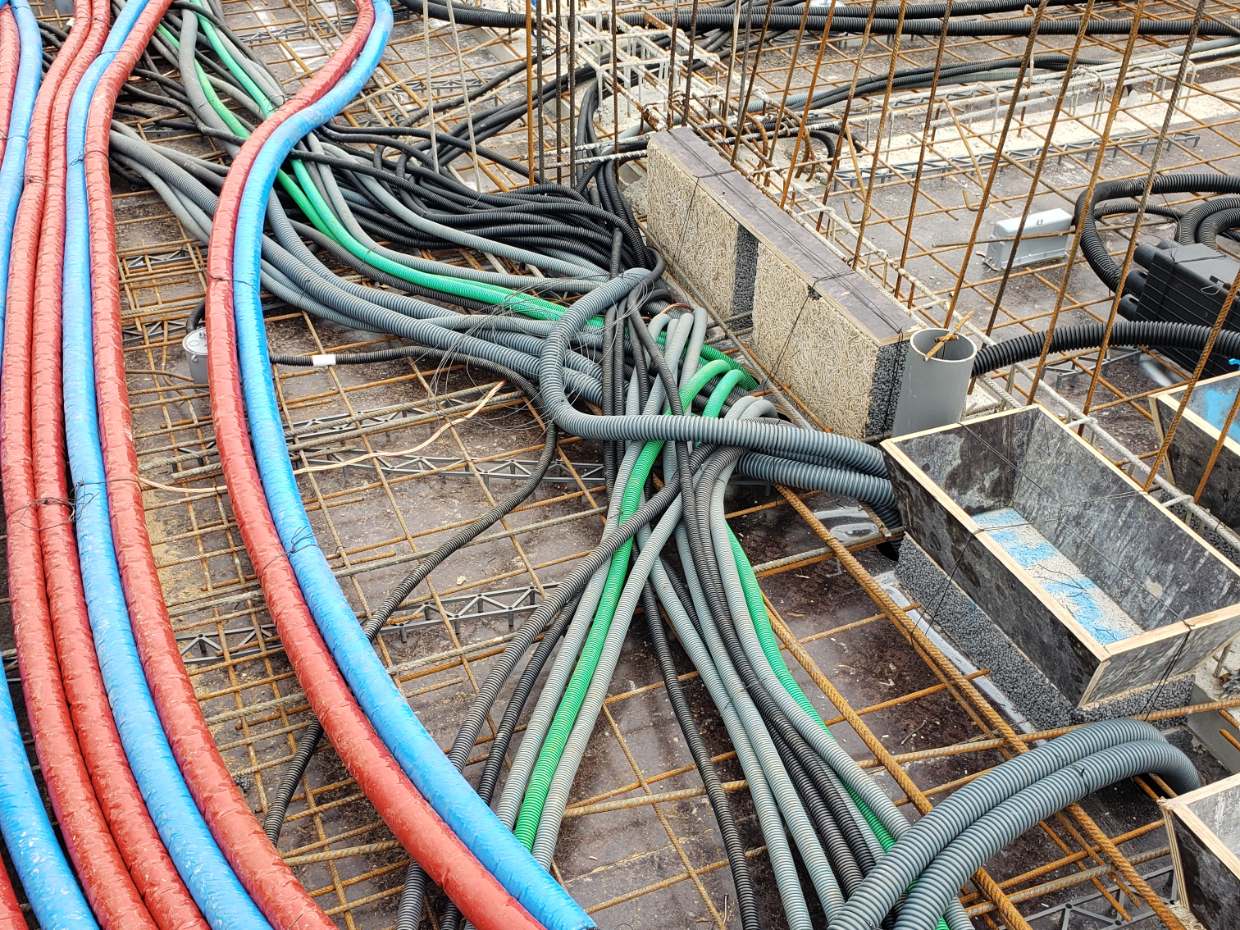 Nappes de gaines électriques posées par GK ELEC 38 dans le ferraillage d'une dalle, avant coulage du béton.