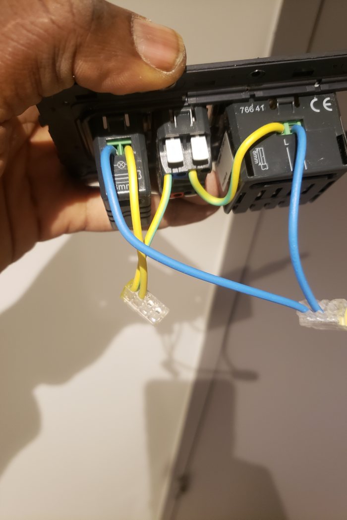 Mécanisme d'appareillage câblé à la main, phase, neutre et terre raccordés.
