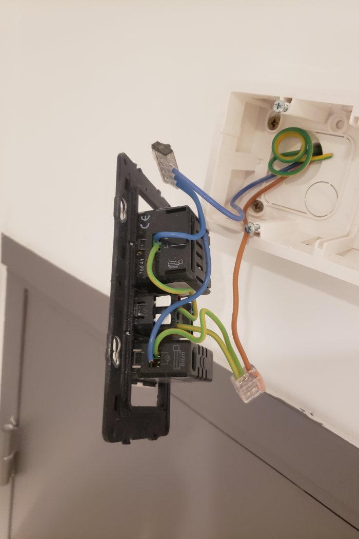 Mécanisme de prise RJ45 en cours de câblage, paires et terre raccordées.
