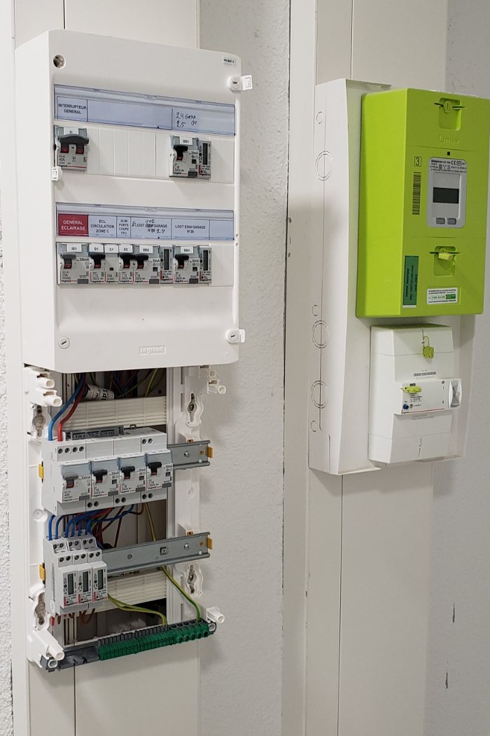 Tableau électrique câblé par GK ELEC 38, chaque départ repéré par une étiquette lisible, à côté du compteur.