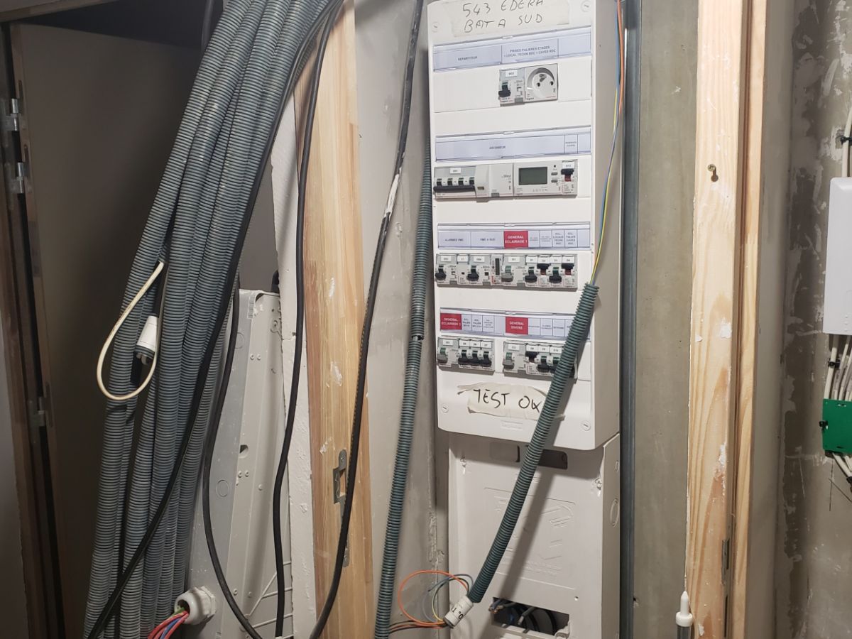 Tableau électrique de parties communes câblé et repéré, sur un chantier de GK ELEC 38.
