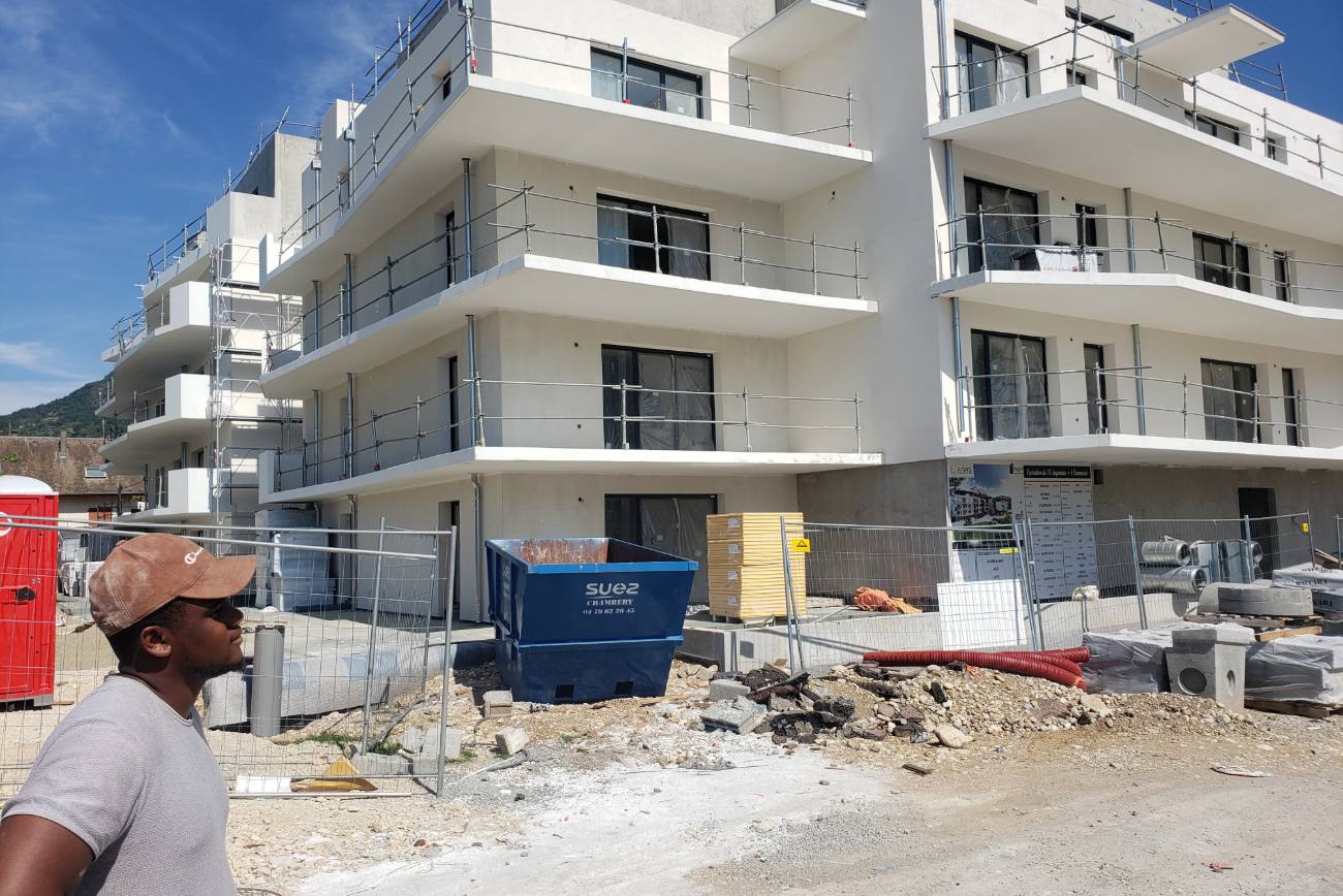 Chantier de logements neufs près de Grenoble, un électricien de GK ELEC 38 au premier plan.